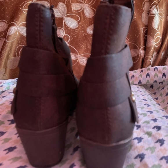 Boots - Picture 3 of 5